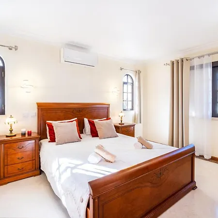 Villa Molucas - Moradia Encantadora Com Piscina Aquecivel E Bbq - Albufeira